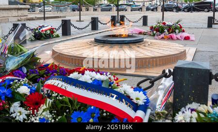 Grab des unbekannten Soldaten und der ewigen Flamme unter dem Triumphbogen in Paris, Frankreich Stockfoto