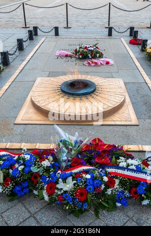 Grab des unbekannten Soldaten und der ewigen Flamme unter dem Triumphbogen in Paris, Frankreich Stockfoto