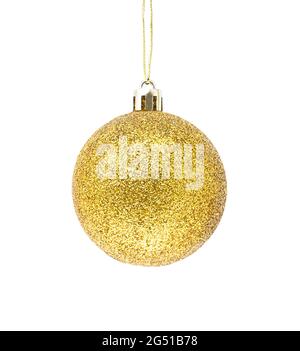 Hängende goldene Glitzer Weihnachtskugel isoliert auf weißem Hintergrund. Stockfoto