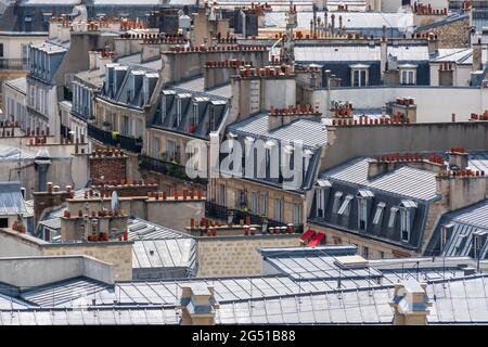 Luftaufnahme der Dächer von Pariser Wohngebäuden: Konzept des Immobilienmarktes in Paris, Frankreich Stockfoto