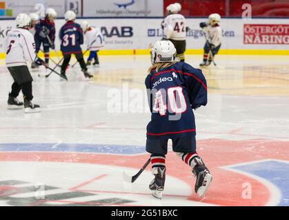 Kinder spielen Eishockey. Stockfoto