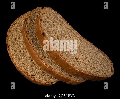 Drei Scheiben dunkles Brot auf schwarzem Hintergrund isoliert Stockfoto