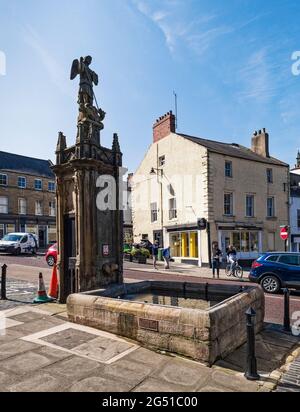 Wasserbrunnen mit dem Heiligen Michael und dem Drachen aus dem Jahr 1765, das Stadtsymbol in der Marktstadt Alnwick in Northuberland, Großbritannien Stockfoto