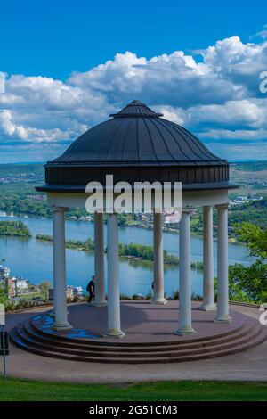 Tempel im Ostein Park oberhalb Rüdesheim und Rhein, berühmtes Weindorf in der Rheingauer Landschaft am Rhein, Hessen, Deutschland, Europa Stockfoto