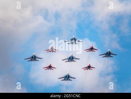 Moskau, Russland - 05. Mai 2021: Diamantform von 4 Mig-29 die russischen Ritter und 5 Su-27 Swifts in den Himmel über dem Roten Platz in der Gruppe Cuban Diamond Stockfoto