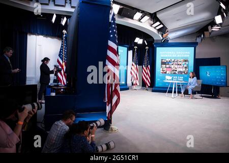 Washington, Usa. Juni 2021. Vizepräsidentin Kamala Harris nimmt am Donnerstag, den 24. Juni 2021, an einer virtuellen Veranstaltung zum Nationalen Impfmonat im Eisenhower Executive Office Building in der Nähe des Weißen Hauses in Washington, DC Teil. Foto von Sarah Silbiger/Pool/Sipa USA Credit: SIPA USA/Alamy Live News Stockfoto