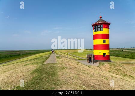 Der Leuchtturm Pilsum auf dem Nordseedeich bei Greetsiel, Ostfriesland, Niedersachsen, Deutschland, Stockfoto