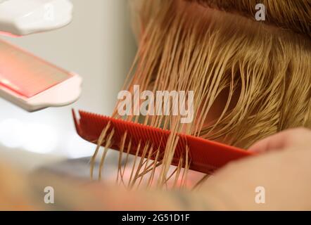 Keratin Recovery Haar-und Protein-Behandlung Stapel mit Ultraschall-Eisen-Tool. Stockfoto