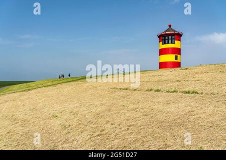 Der Leuchtturm Pilsum auf dem Nordseedeich bei Greetsiel, Ostfriesland, Niedersachsen, Deutschland, Stockfoto