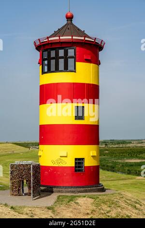 Der Leuchtturm Pilsum auf dem Nordseedeich bei Greetsiel, Ostfriesland, Niedersachsen, Deutschland, Stockfoto