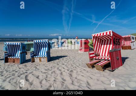 Nordseeinsel Langeoog, Frühsommer, kurz nach der ersten Lockerung der Sperre in der Corona-Krise, noch recht wenige Touristen am Strand, b Stockfoto