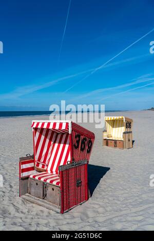 Nordseeinsel Langeoog, Frühsommer, kurz nach der ersten Lockerung der Sperre in der Corona-Krise, noch recht wenige Touristen am Strand, b Stockfoto