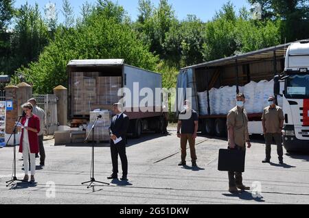 23. Juli 2020, Slawjansk, Donetskaya-Region, Ukraine: Die Schweizer Präsidentin Simonetta Sommaruga und der ukrainische Präsident Wolodymyr Zelensky sehen während des Besuchs des Schweizer Präsidenten in Slawjansk, Donbas, wo Sommaruga am letzten Tag ihres Aufenthalts in der Ukraine war. Zusammen mit Volodymyr Zelensky besuchte sie "Voda Donbasu", das größte Wasserversorgungsunternehmen in der Region Donezk, das mehr als 11,000 Mitarbeiter beschäftigt. ''Voda Donbasu'' liefert Wasser an fast vier Millionen Einwohner der Region Donezk, die auf beiden Seiten der Kontaktleitung leben. (Bild: © Andriy Andriyenko/SO Stockfoto