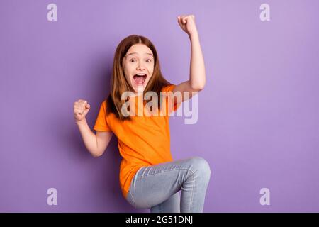 Portrait von attraktiven fröhlich glücklichen Mädchen tanzen Freude mit Spaß isoliert über violett lila Farbe Hintergrund Stockfoto