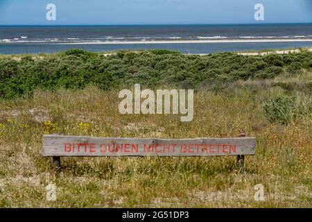 Nordseeinsel Langeoog, Schild mit Hinweis darauf, dass das Betreten der Dünen verboten ist, Niedersachsen, Deutschland, Stockfoto