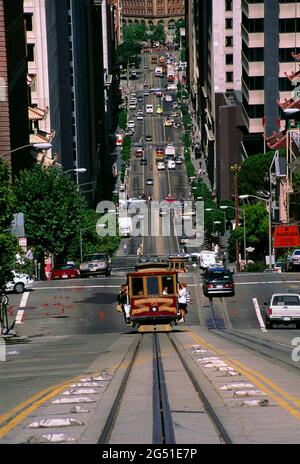 Seilbahnfahrt auf steilen Straßen in San Francisco, Kalifornien, USA Stockfoto