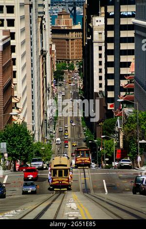 Seilbahnfahrt auf steilen Straßen in San Francisco, Kalifornien, USA Stockfoto