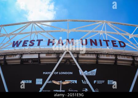 London, Großbritannien. 03. Juni 2021. Logo Des West Ham United Football Club. London Stadium in Stratford. Quelle: Waldemar Sikora Stockfoto