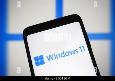 Ukraine. Juni 2021. In dieser Abbildung ist ein Windows 11-Logo auf einem Smartphone-Bildschirm zu sehen.Microsoft hat Windows 11, die neue Generation des Windows-Betriebssystems (OS), während einer Veranstaltung am 24. Juni 2021 vorgestellt. (Foto von Pavlo Gonchar/SOPA Images/Sipa USA) Quelle: SIPA USA/Alamy Live News Stockfoto