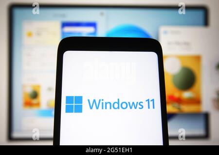Ukraine. Juni 2021. In dieser Abbildung ist ein Windows 11-Logo auf einem Smartphone-Bildschirm mit einer Microsoft-Website im Hintergrund zu sehen.Microsoft hat Windows 11, die neue Generation des Windows-Betriebssystems (OS), während einer Veranstaltung am 24. Juni 2021 vorgestellt. (Foto von Pavlo Gonchar/SOPA Images/Sipa USA) Quelle: SIPA USA/Alamy Live News Stockfoto