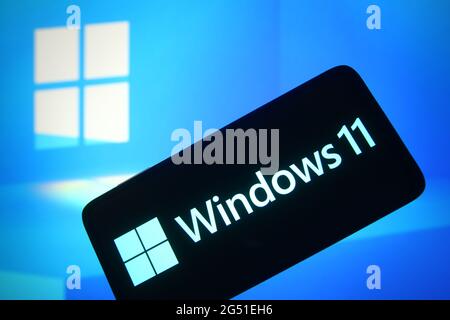 Ukraine. Juni 2021. In dieser Abbildung ist ein Windows 11-Logo auf einem Smartphone-Bildschirm mit einer Microsoft-Website im Hintergrund zu sehen.Microsoft hat Windows 11, die neue Generation des Windows-Betriebssystems (OS), während einer Veranstaltung am 24. Juni 2021 vorgestellt. (Foto von Pavlo Gonchar/SOPA Images/Sipa USA) Quelle: SIPA USA/Alamy Live News Stockfoto