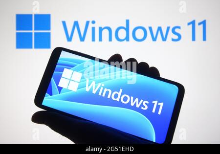 Ukraine. Juni 2021. In dieser Abbildung ist ein Windows 11-Logo auf einem Smartphone und ein pc-Bildschirm im Hintergrund zu sehen.Microsoft hat Windows 11, die neue Generation des Windows-Betriebssystems (OS), während einer Veranstaltung am 24. Juni 2021 vorgestellt. (Foto von Pavlo Gonchar/SOPA Images/Sipa USA) Quelle: SIPA USA/Alamy Live News Stockfoto