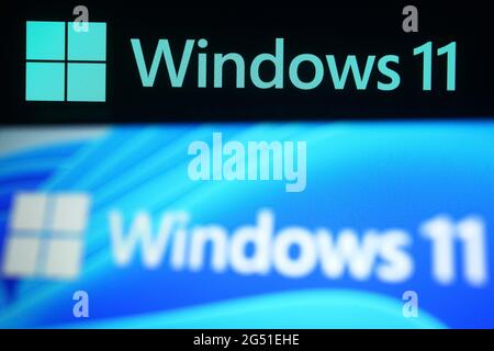 Ukraine. Juni 2021. In dieser Abbildung ist ein Windows 11-Logo auf einem Smartphone und ein pc-Bildschirm im Hintergrund zu sehen.Microsoft hat Windows 11, die neue Generation des Windows-Betriebssystems (OS), während einer Veranstaltung am 24. Juni 2021 vorgestellt. (Foto von Pavlo Gonchar/SOPA Images/Sipa USA) Quelle: SIPA USA/Alamy Live News Stockfoto