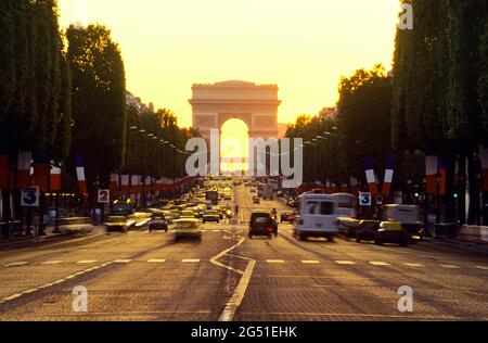 Triumphbogen bei Sonnenuntergang, Avenue des Champs-Elysees, Paris, Frankreich Stockfoto