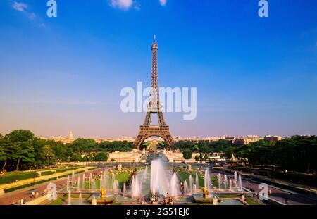 Eiffelturm und Brunnen im Quartier du Trocadero, Paris, Frankreich Stockfoto