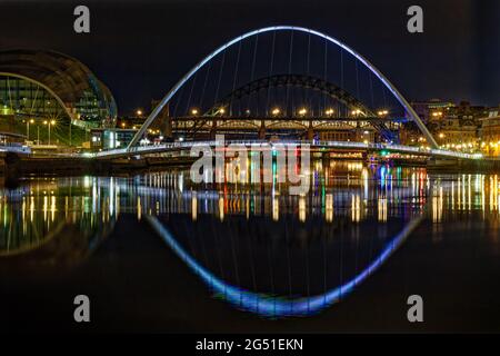 Der Fluss Tyne In Newcastle Bei Nacht Stockfoto