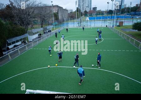 Buenos Aires, Argentinien. Juni 2021. „The Bats“, Argentiniens blinde Fußballnationalmannschaft, in Aktion während einer Trainingseinheit vor den Paralympics in Tokio. Quelle: Florencia Martin/dpa/Alamy Live News Stockfoto