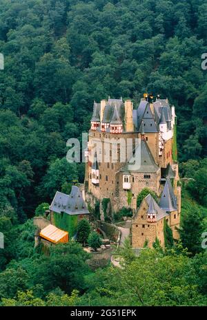 Schloss Eltz außen umgeben von Wald, Wierschem, Rheinland-Pfalz, Deutschland Stockfoto