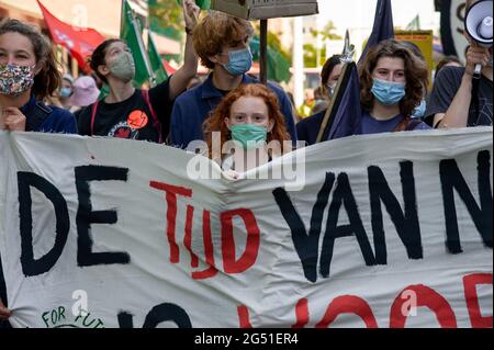 Rechtbank und Hofvijver - lange Vijverberg, Den Haag, Niederlande Donnerstag, 24. Juni 2021. Die Demonstration begann im Gerichtsgebäude, wo an diesem Tag vor sechs Jahren ein Urteil gefällt wurde, und erklärte, dass das CO2-Treibhausgas bis zum Jahr 2020 um mindestens 25 Prozent reduziert werden soll. Von einigen hundert jungen Demonstranten gingen auf die Straßen von Den Haag, um gegen den Klimawandel zu marschieren. ‘Friday for Future NL' und ‘MBO for Climate' organisierten einen ‘Klimastreik'. Ein großer Wagen mit einer symbolischen Uhr, um die Politiker daran zu erinnern, dass ihre Zeit um ist und dass ein guter Klimaplan jetzt sein muss Stockfoto