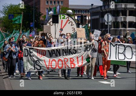 Rechtbank und Hofvijver - lange Vijverberg, Den Haag, Niederlande Donnerstag, 24. Juni 2021. Die Demonstration begann im Gerichtsgebäude, wo an diesem Tag vor sechs Jahren ein Urteil gefällt wurde, und erklärte, dass das CO2-Treibhausgas bis zum Jahr 2020 um mindestens 25 Prozent reduziert werden soll. Von einigen hundert jungen Demonstranten gingen auf die Straßen von Den Haag, um gegen den Klimawandel zu marschieren. ‘Friday for Future NL' und ‘MBO for Climate' organisierten einen ‘Klimastreik'. Ein großer Wagen mit einer symbolischen Uhr, um die Politiker daran zu erinnern, dass ihre Zeit um ist und dass ein guter Klimaplan jetzt sein muss Stockfoto