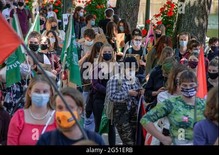 Rechtbank und Hofvijver - lange Vijverberg, Den Haag, Niederlande Donnerstag, 24. Juni 2021. Die Demonstration begann im Gerichtsgebäude, wo an diesem Tag vor sechs Jahren ein Urteil gefällt wurde, und erklärte, dass das CO2-Treibhausgas bis zum Jahr 2020 um mindestens 25 Prozent reduziert werden soll. Von einigen hundert jungen Demonstranten gingen auf die Straßen von Den Haag, um gegen den Klimawandel zu marschieren. ‘Friday for Future NL' und ‘MBO for Climate' organisierten einen ‘Klimastreik'. Ein großer Wagen mit einer symbolischen Uhr, um die Politiker daran zu erinnern, dass ihre Zeit um ist und dass ein guter Klimaplan jetzt sein muss Stockfoto