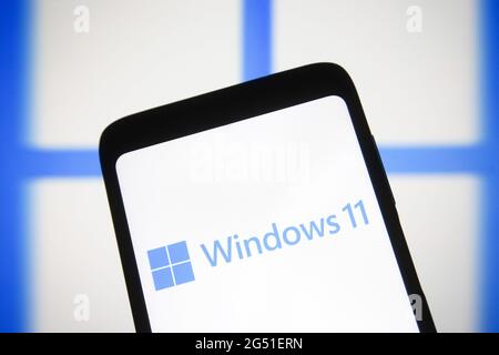 Ukraine. Juni 2021. In dieser Abbildung ist ein Windows 11-Logo auf einem Smartphone-Bildschirm zu sehen. Microsoft hat im Rahmen einer Veranstaltung am 24. Juni 2021 Windows 11, die neue Generation des Windows-Betriebssystems (OS), vorgestellt. Kredit: SOPA Images Limited/Alamy Live Nachrichten Stockfoto
