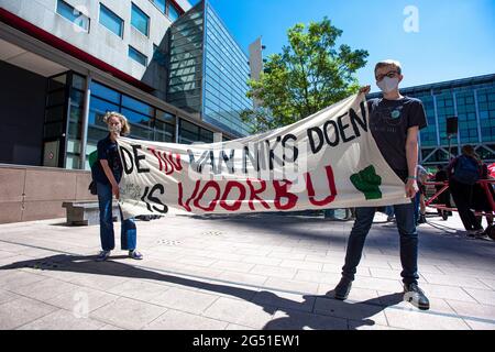 Rechtbank und Hofvijver - lange Vijverberg, Den Haag, Niederlande Donnerstag, 24. Juni 2021. Die Demonstration begann im Gerichtsgebäude, wo an diesem Tag vor sechs Jahren ein Urteil gefällt wurde, und erklärte, dass das CO2-Treibhausgas bis zum Jahr 2020 um mindestens 25 Prozent reduziert werden soll. Von einigen hundert jungen Demonstranten gingen auf die Straßen von Den Haag, um gegen den Klimawandel zu marschieren. ‘Friday for Future NL' und ‘MBO for Climate' organisierten einen ‘Klimastreik'. Ein großer Wagen mit einer symbolischen Uhr, um die Politiker daran zu erinnern, dass ihre Zeit um ist und dass ein guter Klimaplan jetzt sein muss Stockfoto