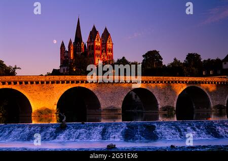 Bogenbrücke über die Lahn bei Sonnenuntergang, Limburg an der Lahn, Hessen, Deutschland Stockfoto