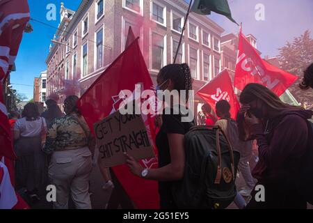 Rechtbank und Hofvijver - lange Vijverberg, Den Haag, Niederlande Donnerstag, 24. Juni 2021. Die Demonstration begann im Gerichtsgebäude, wo an diesem Tag vor sechs Jahren ein Urteil gefällt wurde, und erklärte, dass das CO2-Treibhausgas bis zum Jahr 2020 um mindestens 25 Prozent reduziert werden soll. Von einigen hundert jungen Demonstranten gingen auf die Straßen von Den Haag, um gegen den Klimawandel zu marschieren. ‘Friday for Future NL' und ‘MBO for Climate' organisierten einen ‘Klimastreik'. Ein großer Wagen mit einer symbolischen Uhr, um die Politiker daran zu erinnern, dass ihre Zeit um ist und dass ein guter Klimaplan jetzt sein muss Stockfoto