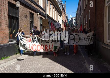 Rechtbank und Hofvijver - lange Vijverberg, Den Haag, Niederlande Donnerstag, 24. Juni 2021. Die Demonstration begann im Gerichtsgebäude, wo an diesem Tag vor sechs Jahren ein Urteil gefällt wurde, und erklärte, dass das CO2-Treibhausgas bis zum Jahr 2020 um mindestens 25 Prozent reduziert werden soll. Von einigen hundert jungen Demonstranten gingen auf die Straßen von Den Haag, um gegen den Klimawandel zu marschieren. ‘Friday for Future NL' und ‘MBO for Climate' organisierten einen ‘Klimastreik'. Ein großer Wagen mit einer symbolischen Uhr, um die Politiker daran zu erinnern, dass ihre Zeit um ist und dass ein guter Klimaplan jetzt sein muss Stockfoto