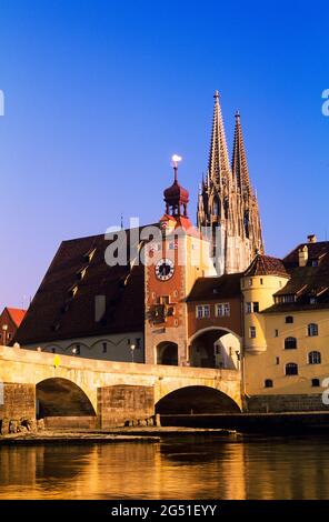 Bogenbrücke über Donau und Regensburger Dom, Regensburg, Bayern, Deutschland Stockfoto