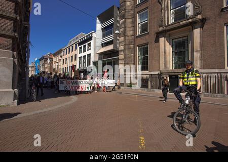 Rechtbank und Hofvijver - lange Vijverberg, Den Haag, Niederlande Donnerstag, 24. Juni 2021. Die Demonstration begann im Gerichtsgebäude, wo an diesem Tag vor sechs Jahren ein Urteil gefällt wurde, und erklärte, dass das CO2-Treibhausgas bis zum Jahr 2020 um mindestens 25 Prozent reduziert werden soll. Von einigen hundert jungen Demonstranten gingen auf die Straßen von Den Haag, um gegen den Klimawandel zu marschieren. ‘Friday for Future NL' und ‘MBO for Climate' organisierten einen ‘Klimastreik'. Ein großer Wagen mit einer symbolischen Uhr, um die Politiker daran zu erinnern, dass ihre Zeit um ist und dass ein guter Klimaplan jetzt sein muss Stockfoto