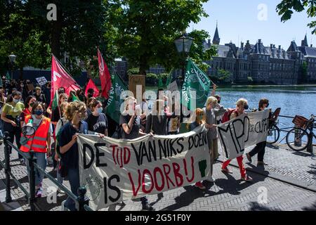 Rechtbank und Hofvijver - lange Vijverberg, Den Haag, Niederlande Donnerstag, 24. Juni 2021. Die Demonstration begann im Gerichtsgebäude, wo an diesem Tag vor sechs Jahren ein Urteil gefällt wurde, und erklärte, dass das CO2-Treibhausgas bis zum Jahr 2020 um mindestens 25 Prozent reduziert werden soll. Von einigen hundert jungen Demonstranten gingen auf die Straßen von Den Haag, um gegen den Klimawandel zu marschieren. ‘Friday for Future NL' und ‘MBO for Climate' organisierten einen ‘Klimastreik'. Ein großer Wagen mit einer symbolischen Uhr, um die Politiker daran zu erinnern, dass ihre Zeit um ist und dass ein guter Klimaplan jetzt sein muss Stockfoto