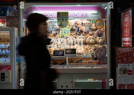 Spielzeugpreise in einer UFO/Kranmaschine in Osaka, Japan Stockfoto