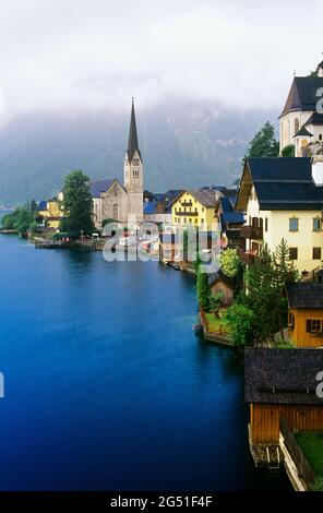 Hallstatt Dorf am Ufer des Hallstatter Sees, Salzkammergut, Österreich Stockfoto