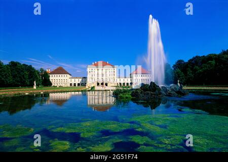 Schloss Nymphenburg mit Teich und Brunnen im formellen Garten, München, Bayern, Deutschland Stockfoto