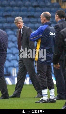 Portsmouth gegen Arsenal Arsen Wenger und Joe Jordan erfahren, dass das Spiel nach einer letzten Spielfeldprüfung ausgeschaltet ist. PIC MIKE WALKER, 2006 Stockfoto