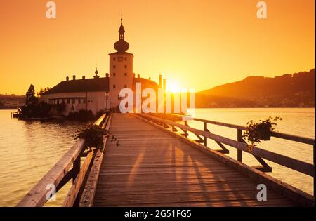 Schloss Ort und Traunsee bei Sonnenuntergang, Gmunden, Österreich Stockfoto