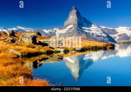 View of lake with mountain reflected in water, Matterhorn, Zermatt, Switzerland Stockfoto