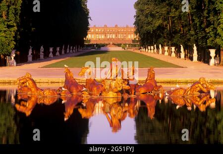 Blick auf den Apollo-Brunnen und das Schloss von Versailles dahinter, Versailles, Frankreich Stockfoto